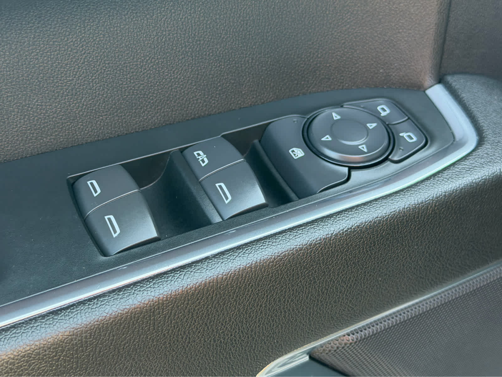 Used 2024 Chevrolet Silverado 1500 LT AWD/4WD image 9