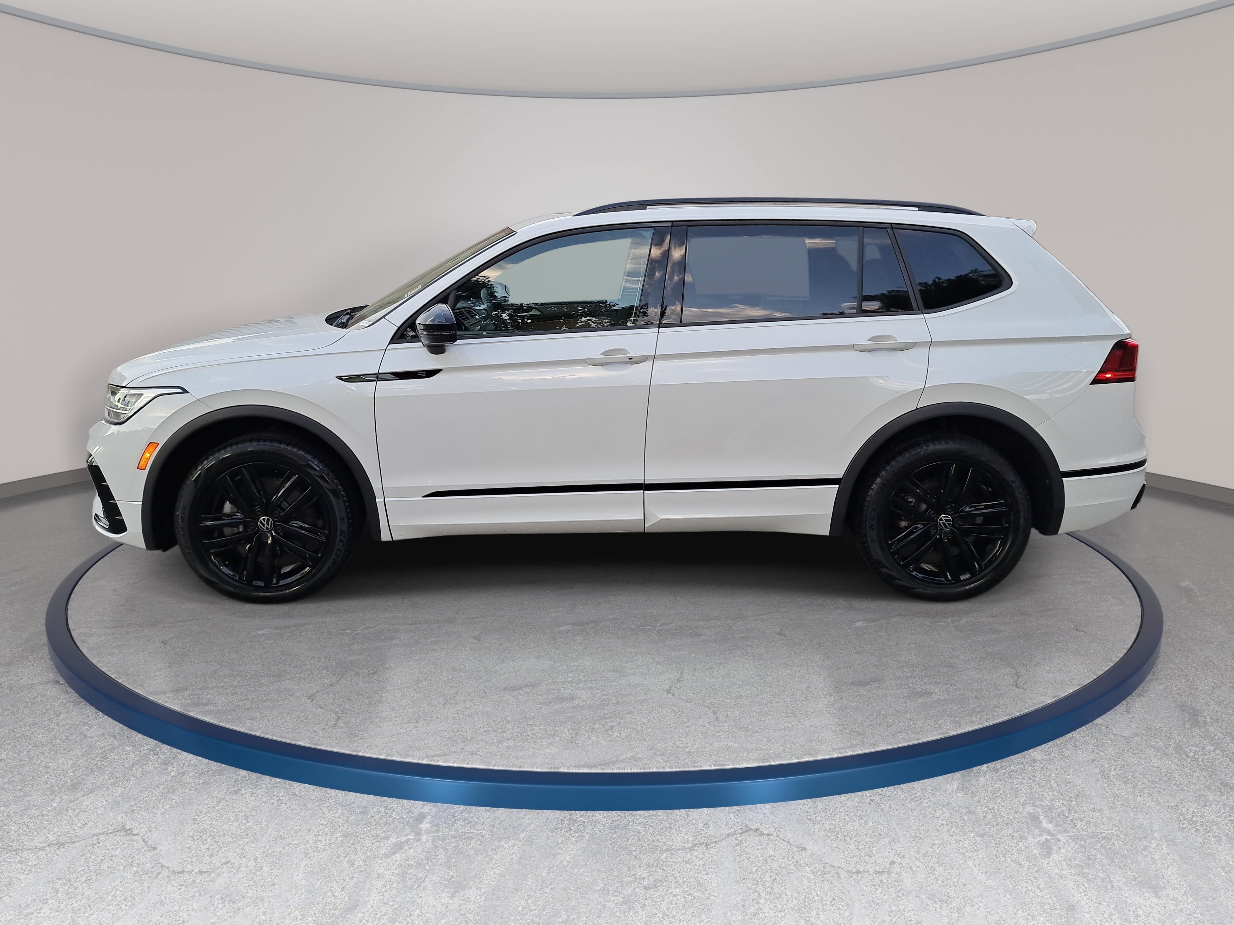 Certified 2022 Volkswagen Tiguan SE R-Line AWD/4WD image 8