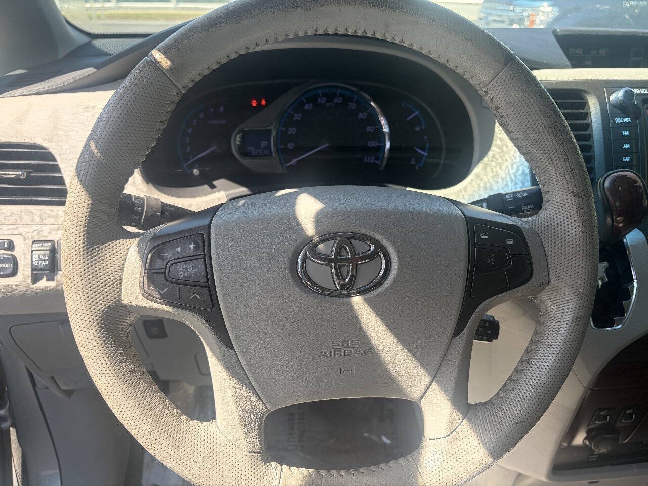 Used 2011 Toyota Sienna XLE w/ Premium Pkg AWD/4WD image 14