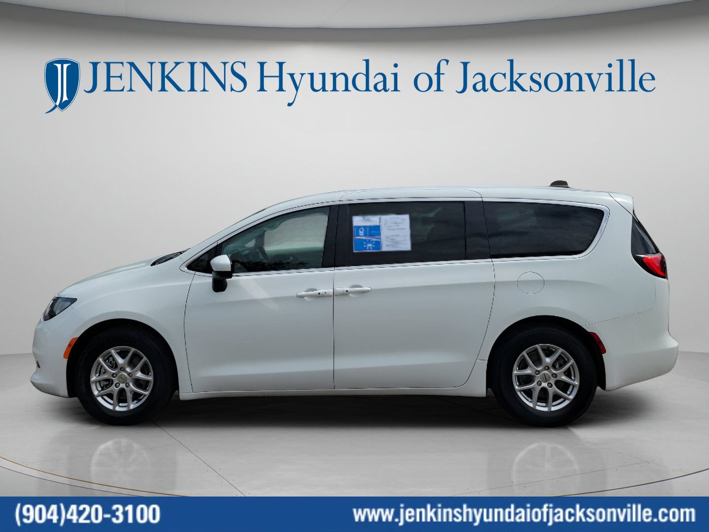 Used 2023 Chrysler Voyager LX FWD image 10