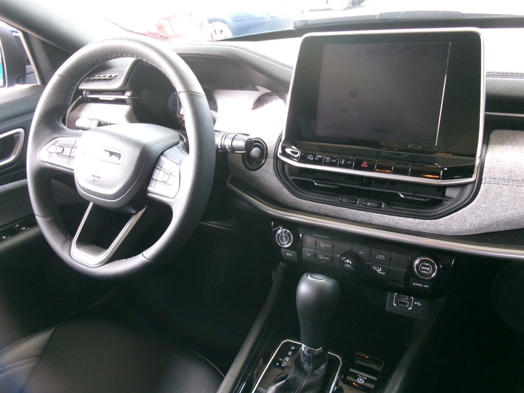 Used 2025 Jeep Compass Latitude AWD/4WD image 41