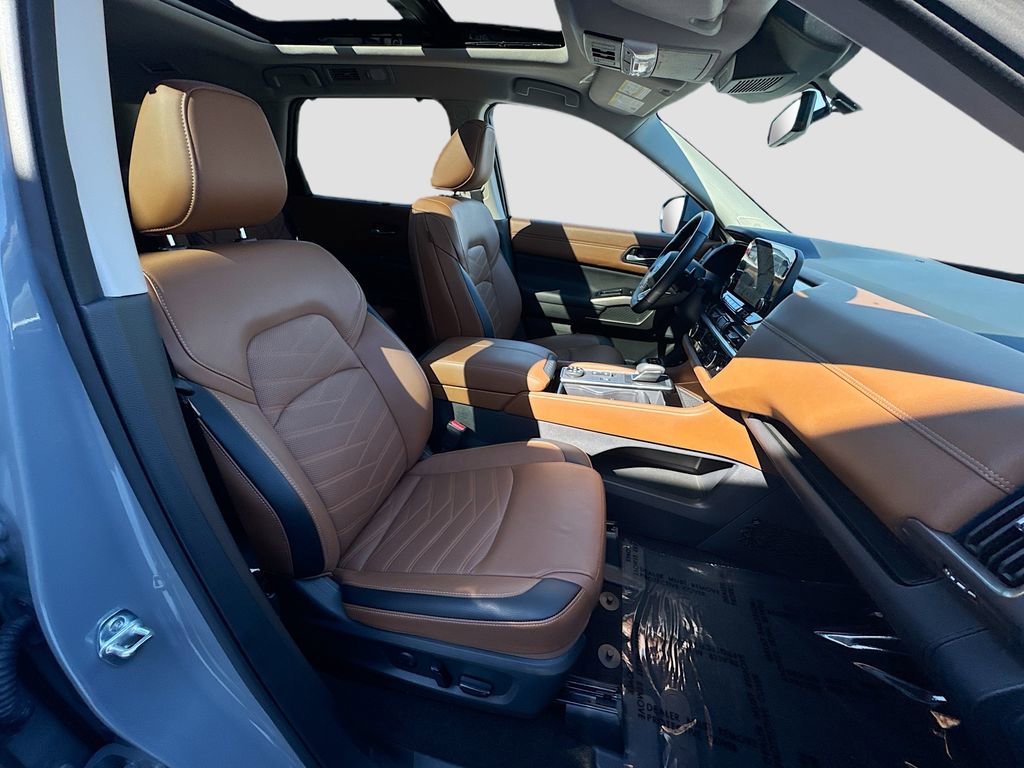 Used 2025 Nissan Pathfinder Platinum image 30
