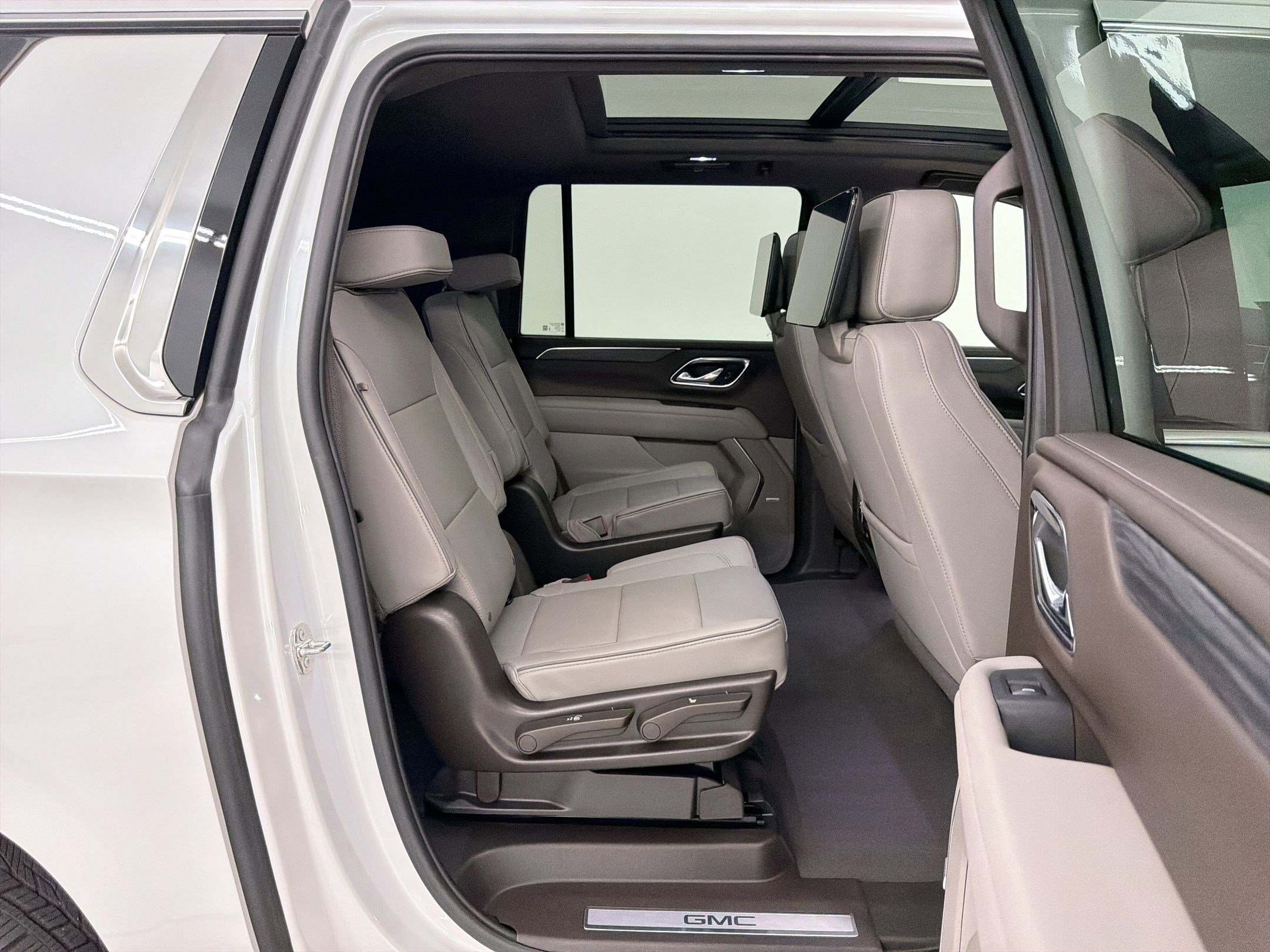 Used 2024 GMC Yukon XL SLT w/ SLT Premium Package AWD/4WD image 29