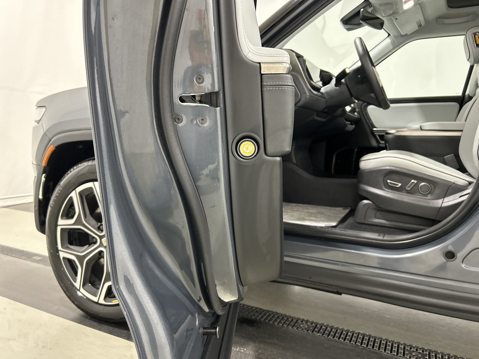 Used 2023 Rivian R1T Adventure AWD/4WD image 30