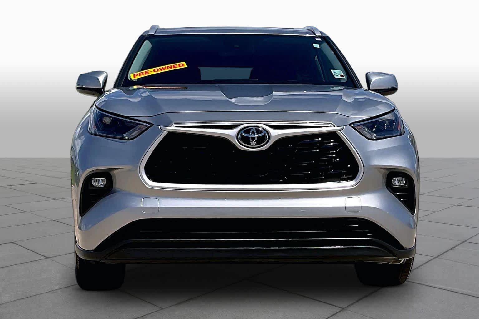 Used 2022 Toyota Highlander XLE FWD image 4