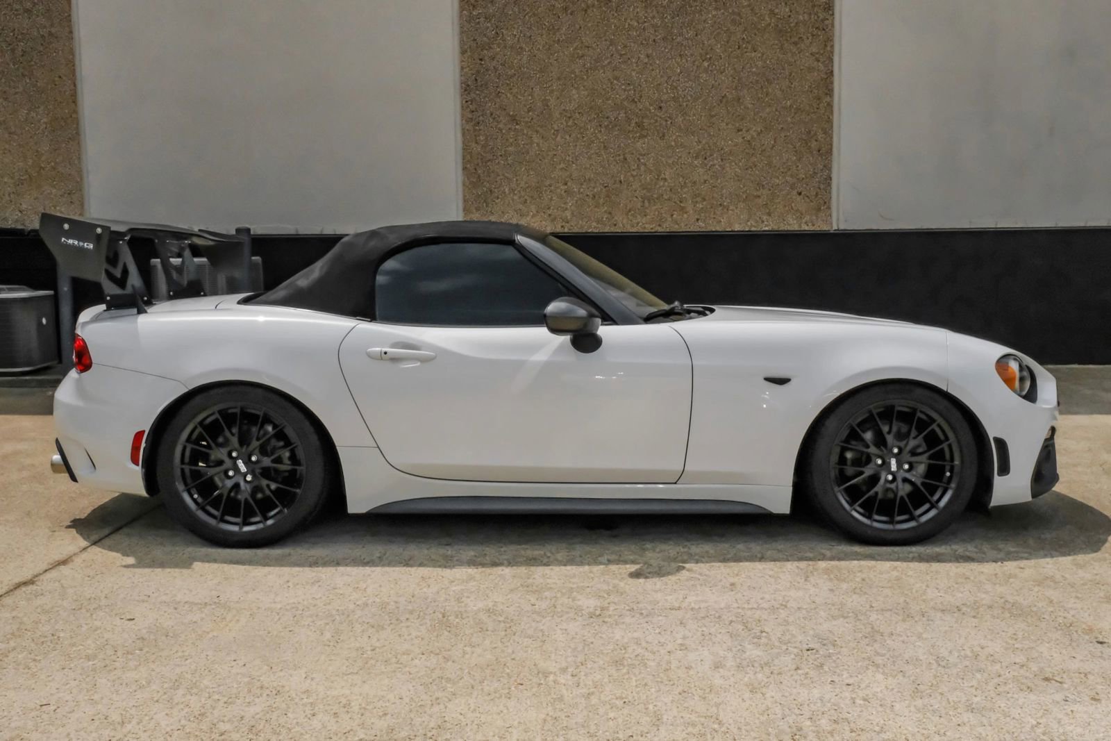 Used 2017 FIAT 124 Spider RWD image 6