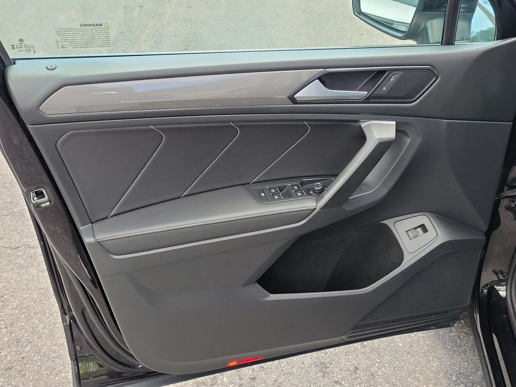Used 2023 Volkswagen Tiguan SE w/ Panoramic Sunroof Package FWD image 17