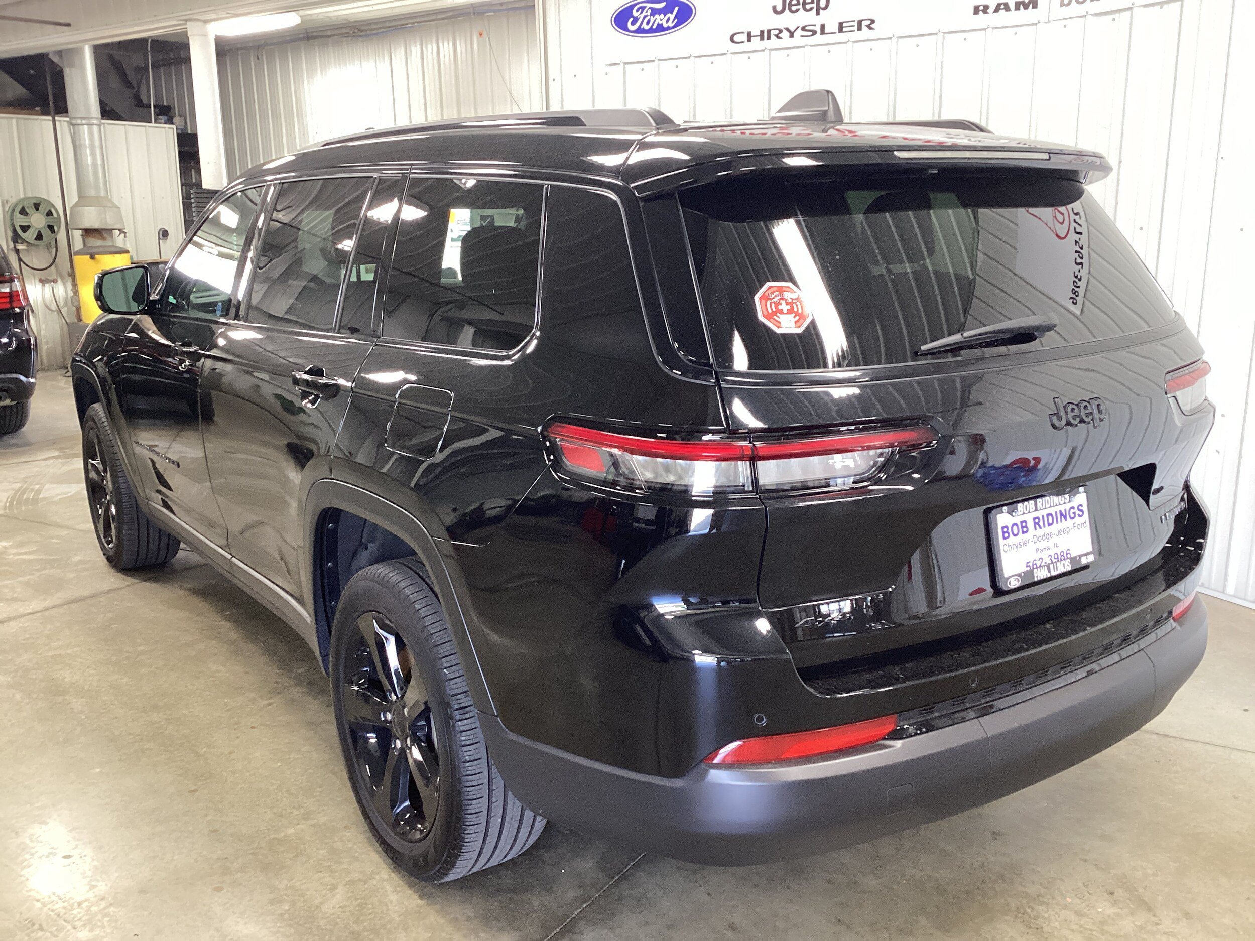 Used 2025 Jeep Grand Cherokee L Limited w/ Black Appearance Package AWD/4WD image 3