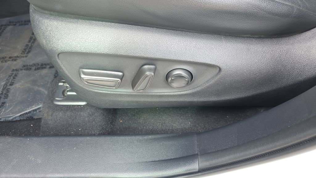 Used 2021 Toyota Highlander XLE image 19