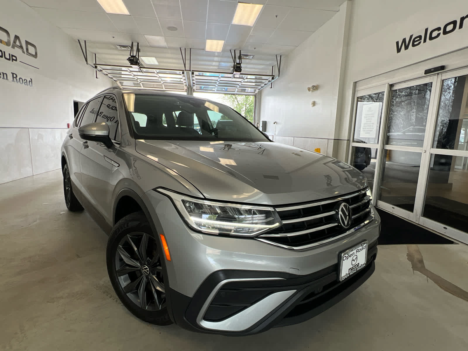 Used 2023 Volkswagen Tiguan SE w/ Panoramic Sunroof Package AWD/4WD image 8
