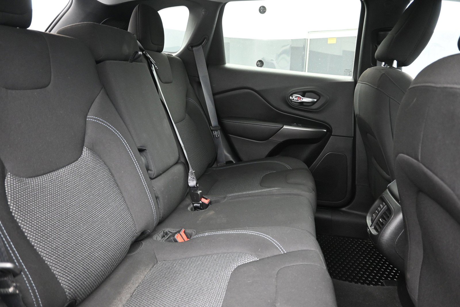 Used 2020 Jeep Cherokee Latitude w/ Cold Weather Group FWD image 25