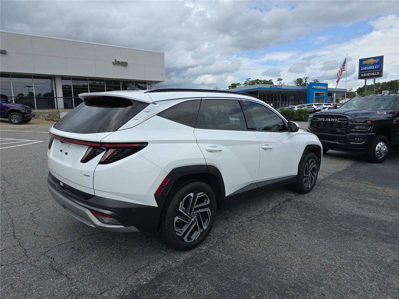 Used 2025 Hyundai Tucson Limited AWD/4WD image 3