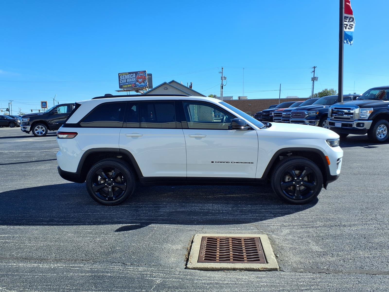 Used 2024 Jeep Grand Cherokee Altitude AWD/4WD image 4