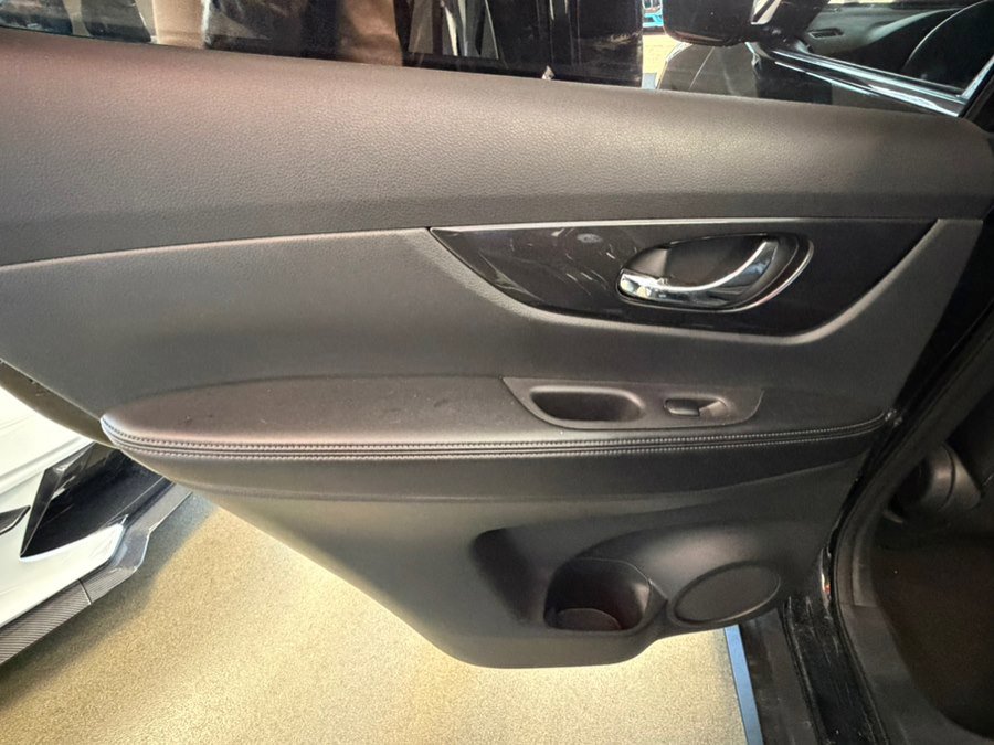 Used 2018 Nissan Rogue S image 27