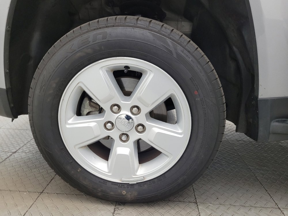 Used 2017 Jeep Compass Latitude image 31