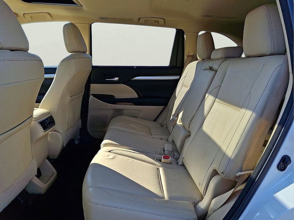 Used 2014 Toyota Highlander XLE image 11