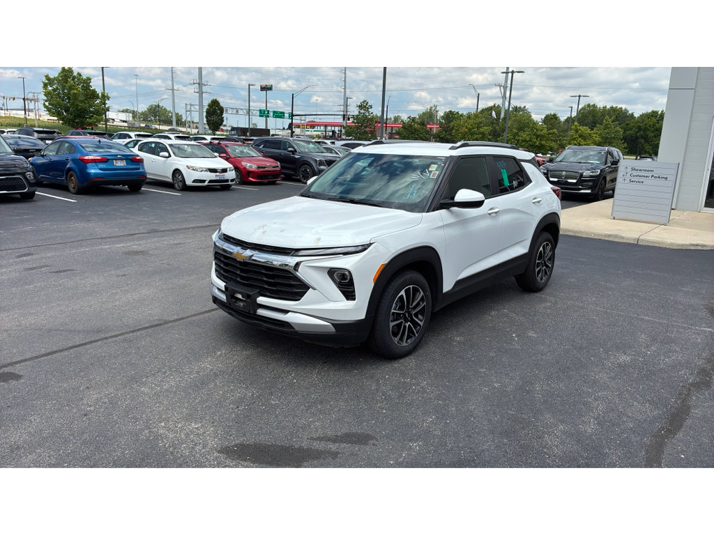 Used 2025 Chevrolet TrailBlazer LT FWD image 2