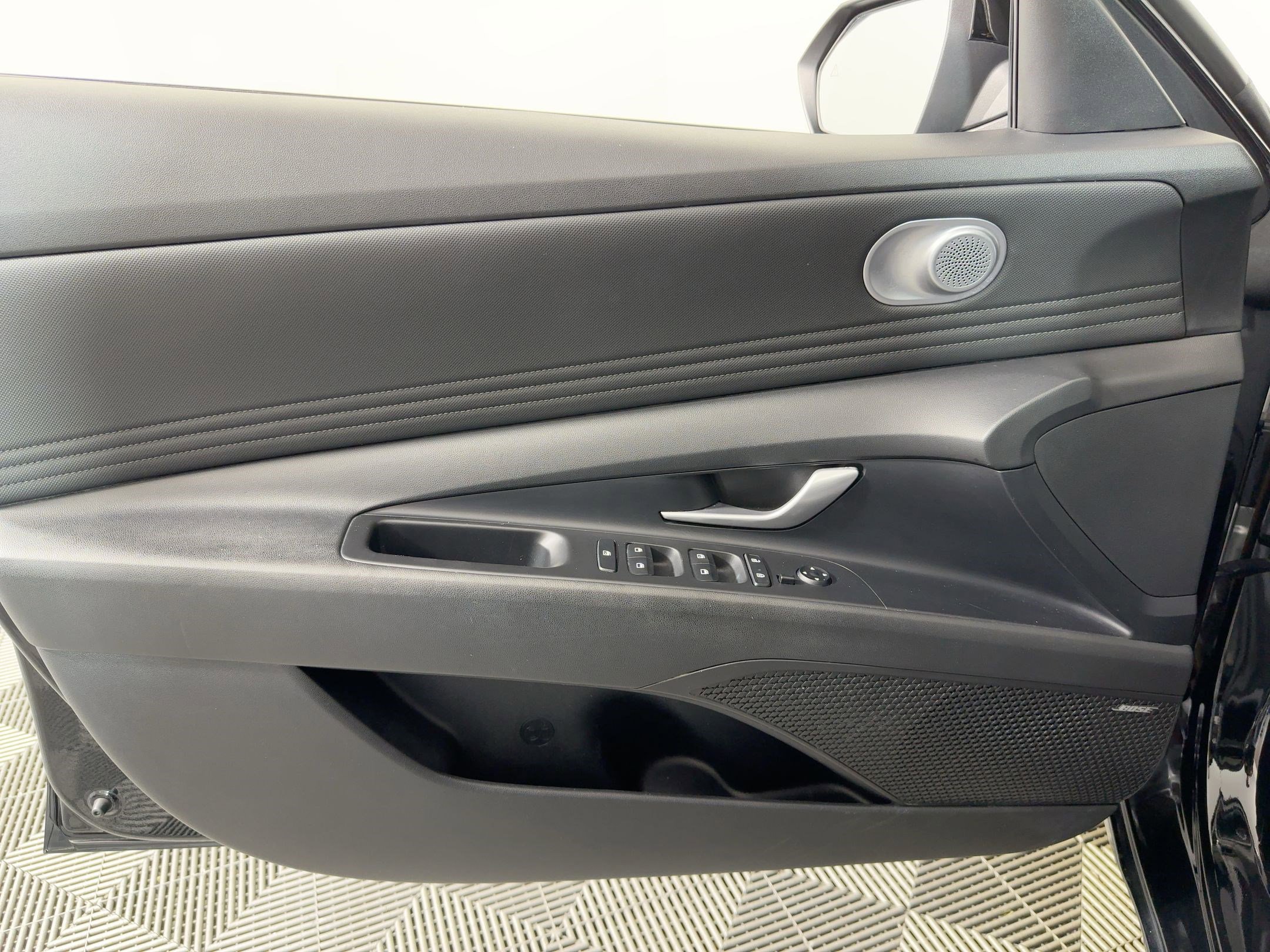 Used 2023 Hyundai Elantra Limited image 9