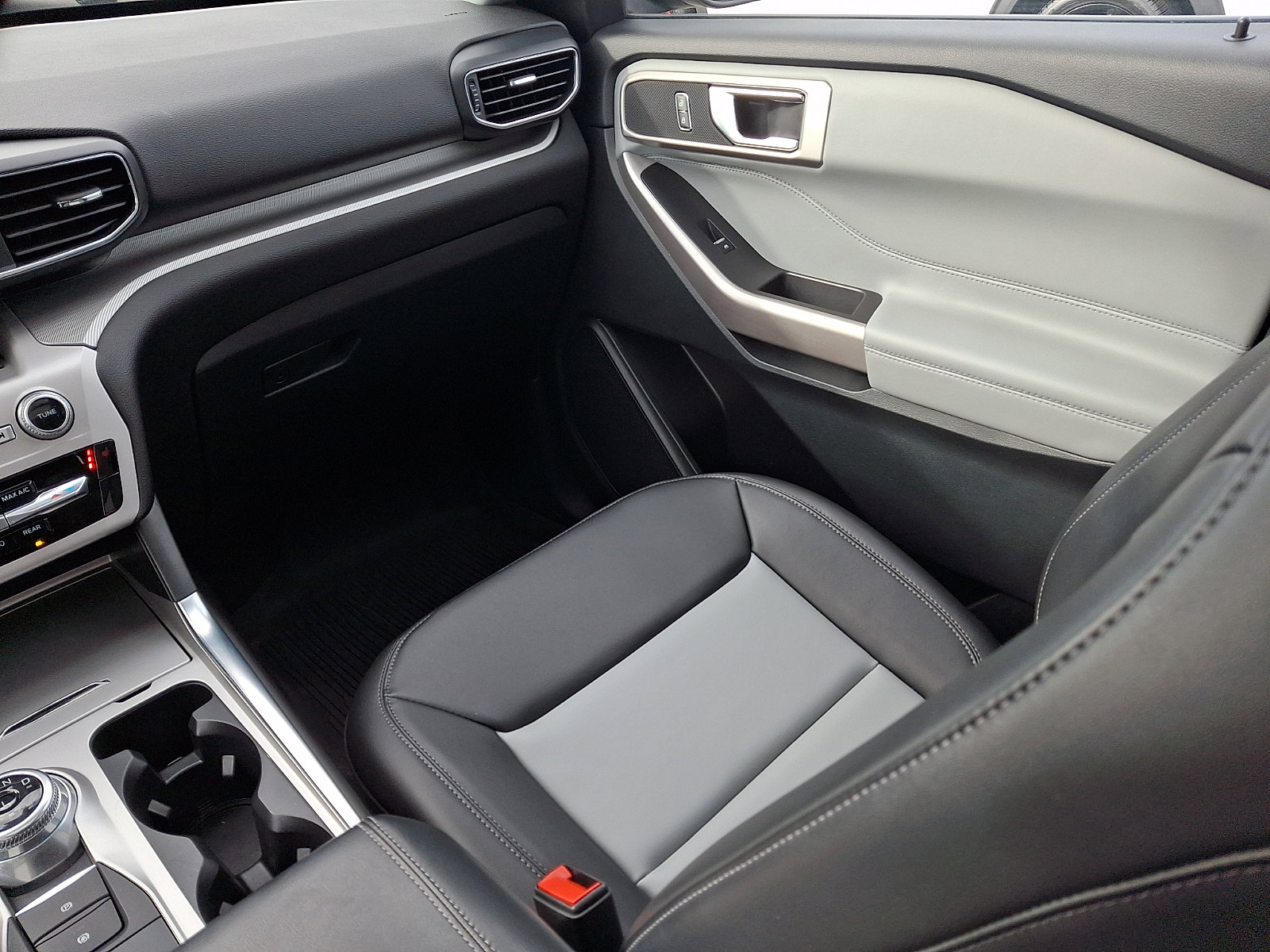 Certified 2024 Ford Explorer XLT w/ Equipment Group 202A image 15