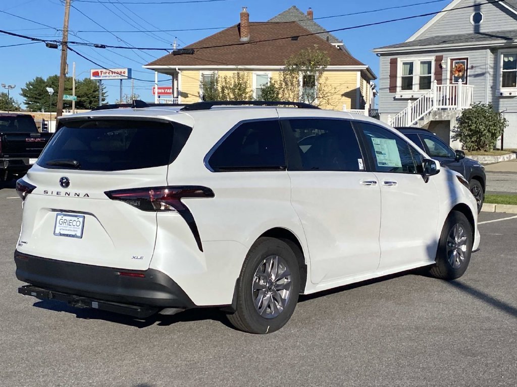 New 2026 Toyota Sienna XLE AWD/4WD image 3