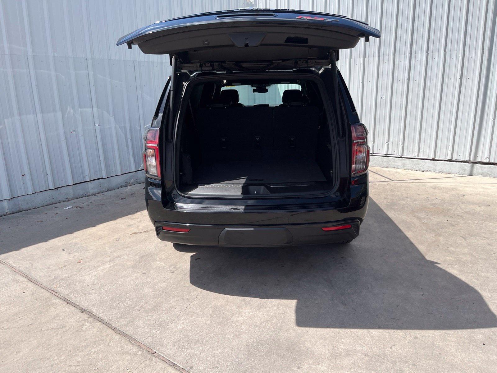 Used 2024 Chevrolet Suburban RST w/ Luxury Package RWD image 8