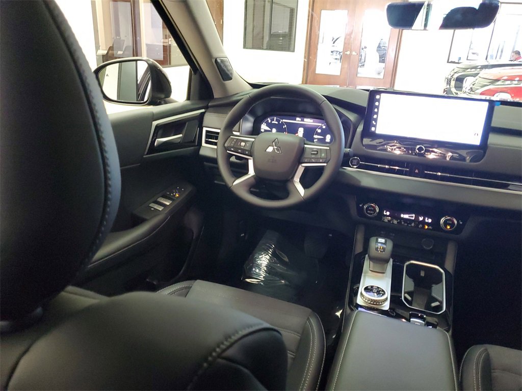 New 2025 Mitsubishi Outlander SE image 17