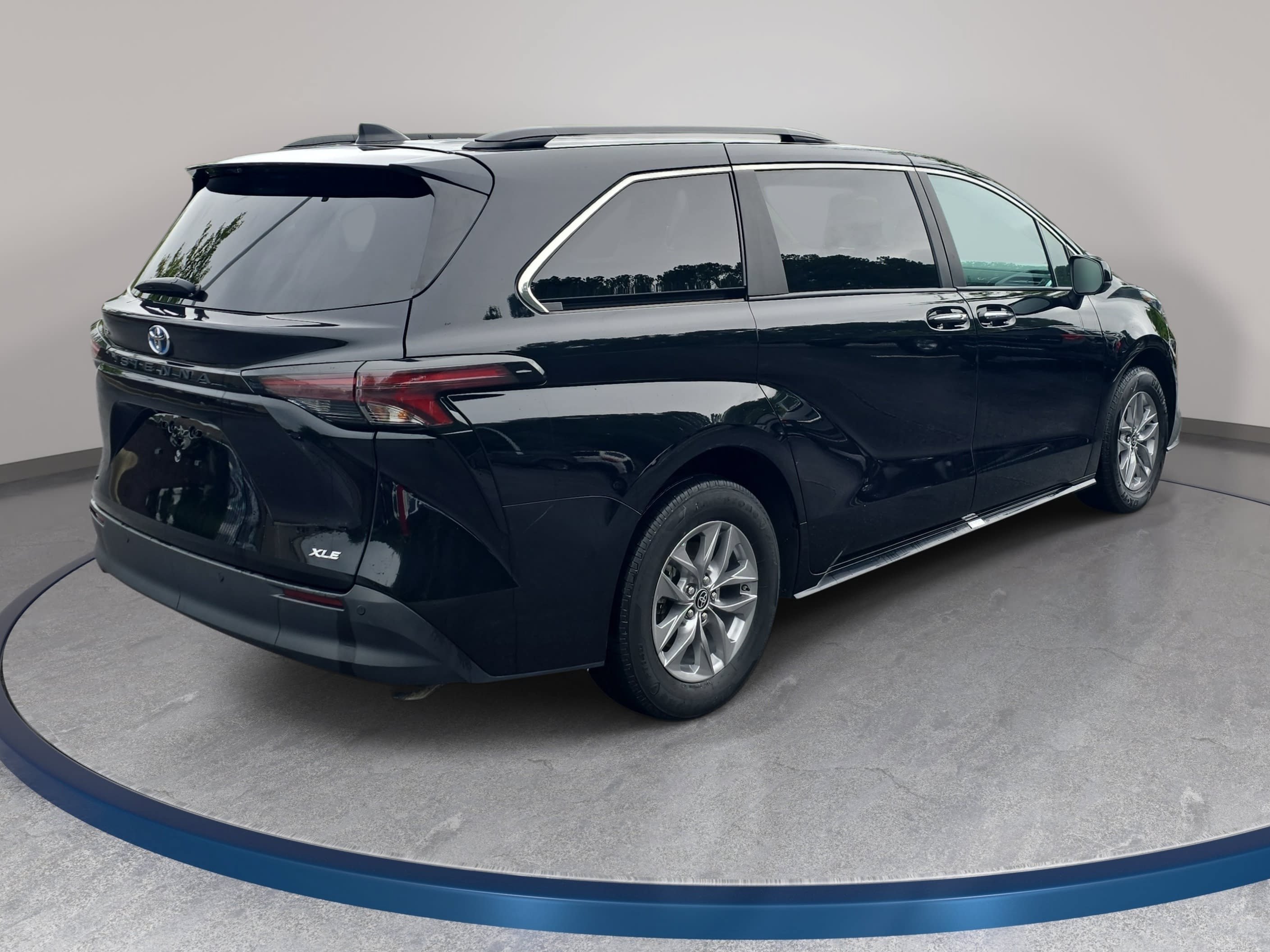 Used 2025 Toyota Sienna XLE FWD image 5