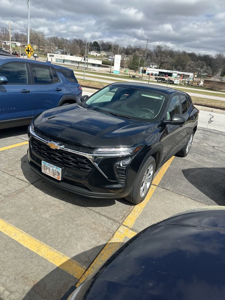 Used 2024 Chevrolet Trax LS FWD image 1
