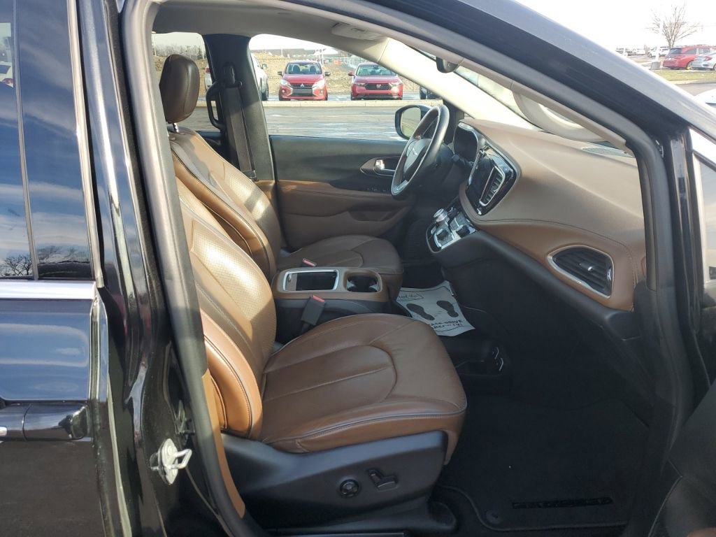 Used 2017 Chrysler Pacifica Limited image 32