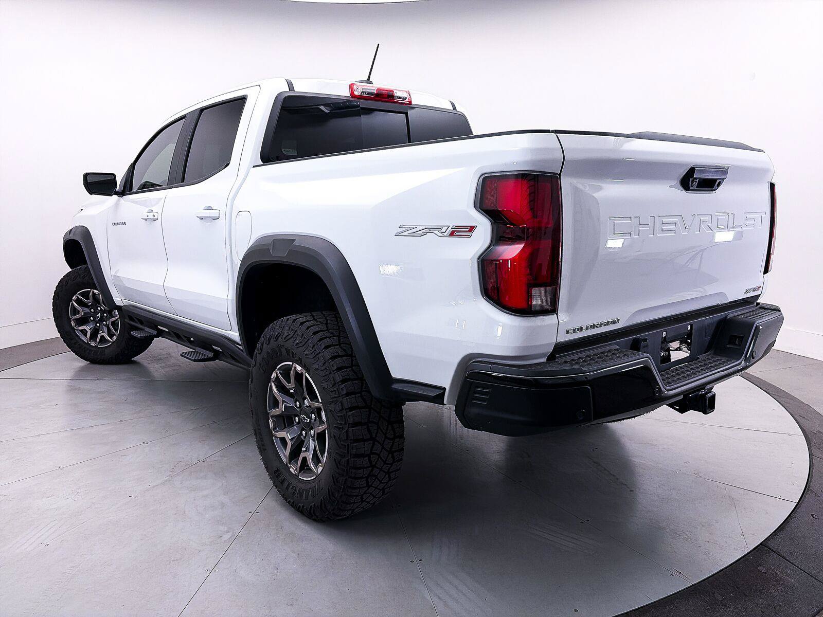 Used 2024 Chevrolet Colorado ZR2 w/ ZR2 Convenience Package III AWD/4WD image 3