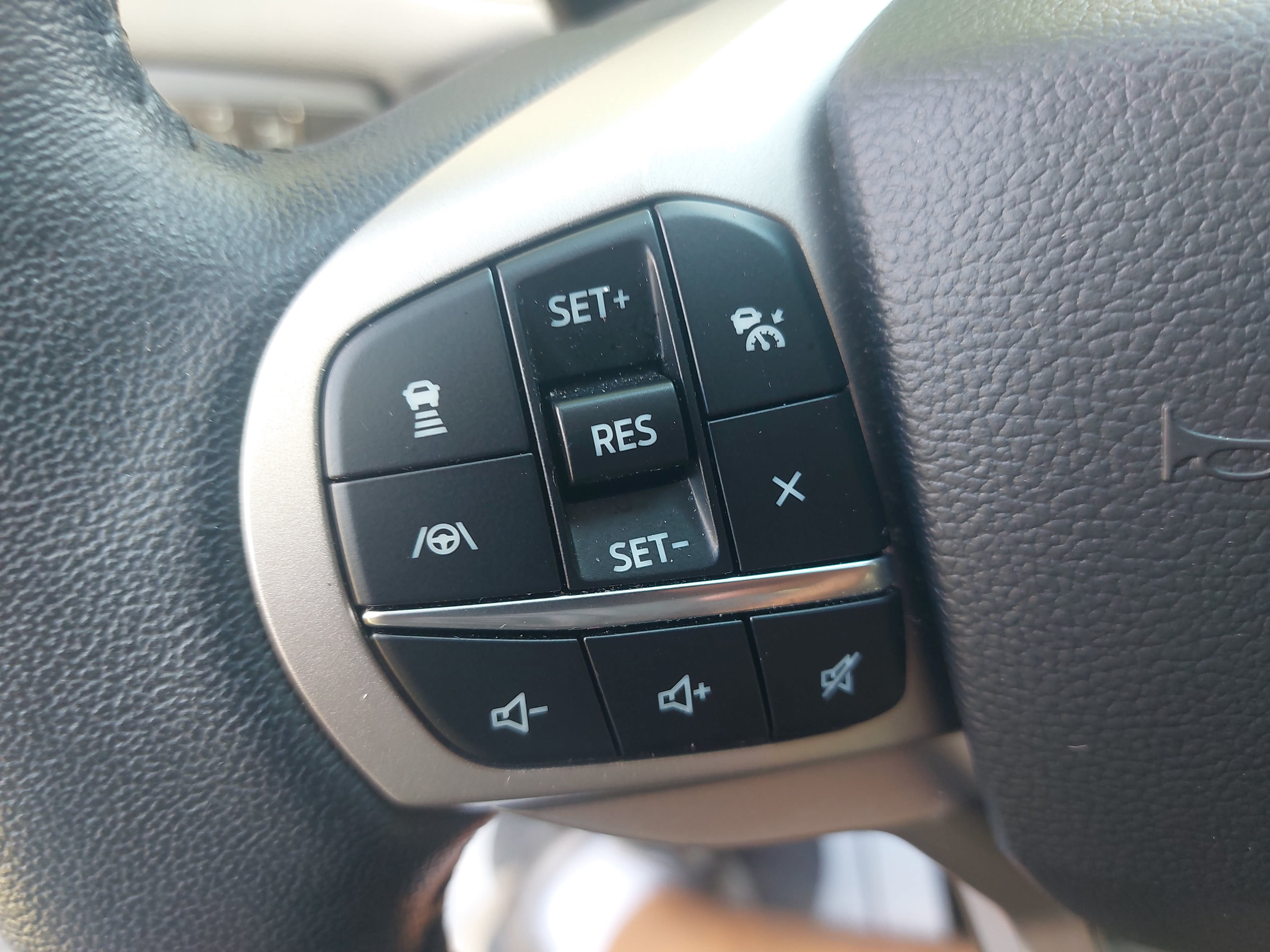 Used 2023 Ford Explorer Limited w/ Equipment Group 301A AWD/4WD image 17