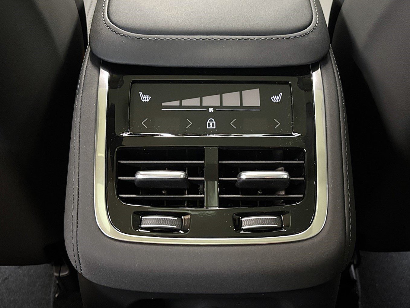 New 2026 Volvo XC90 T8 Plus w/ Protection Package Premier AWD/4WD image 36
