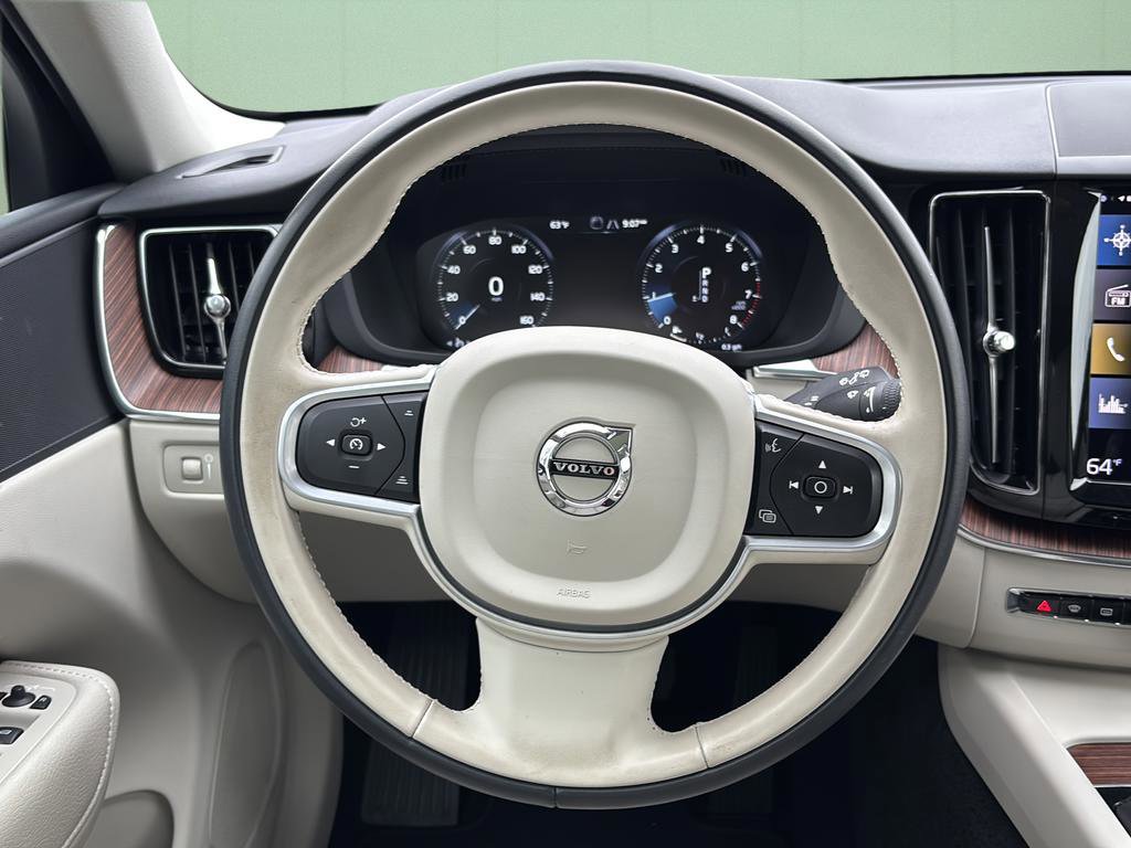 Used 2021 Volvo XC60 T5 Momentum w/ Premium Package image 26