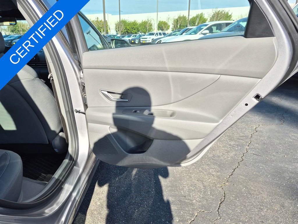 Used 2025 Hyundai Elantra SE image 29