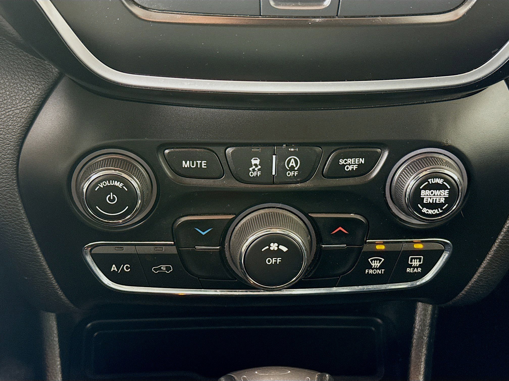 Used 2019 Jeep Cherokee Latitude Plus image 16