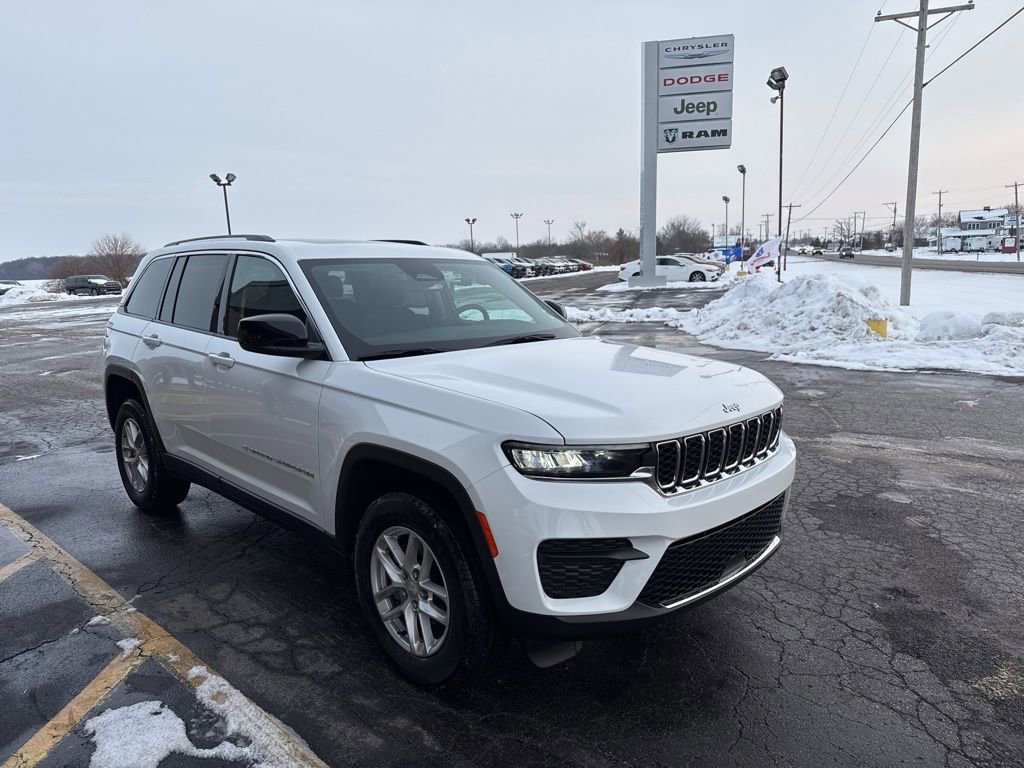 Used 2024 Jeep Grand Cherokee Laredo X image 9