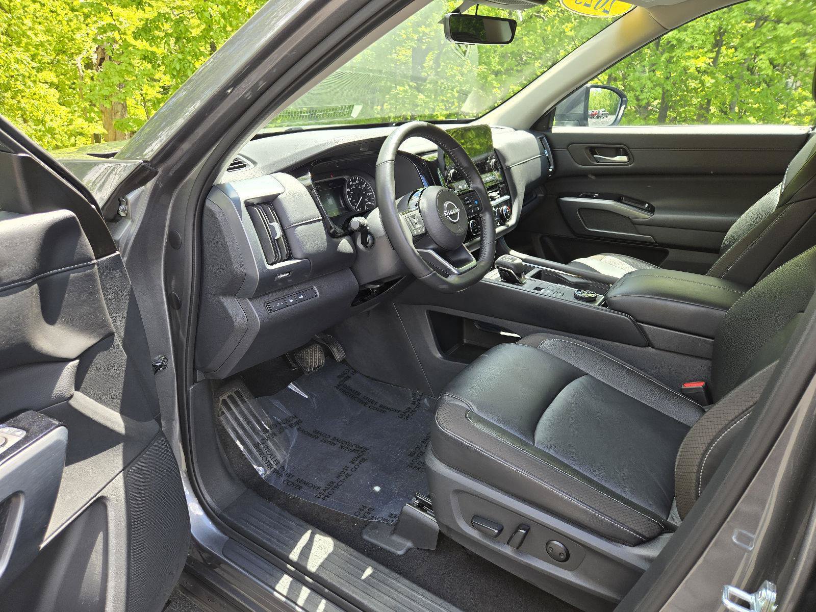Used 2025 Nissan Pathfinder SL AWD/4WD image 12