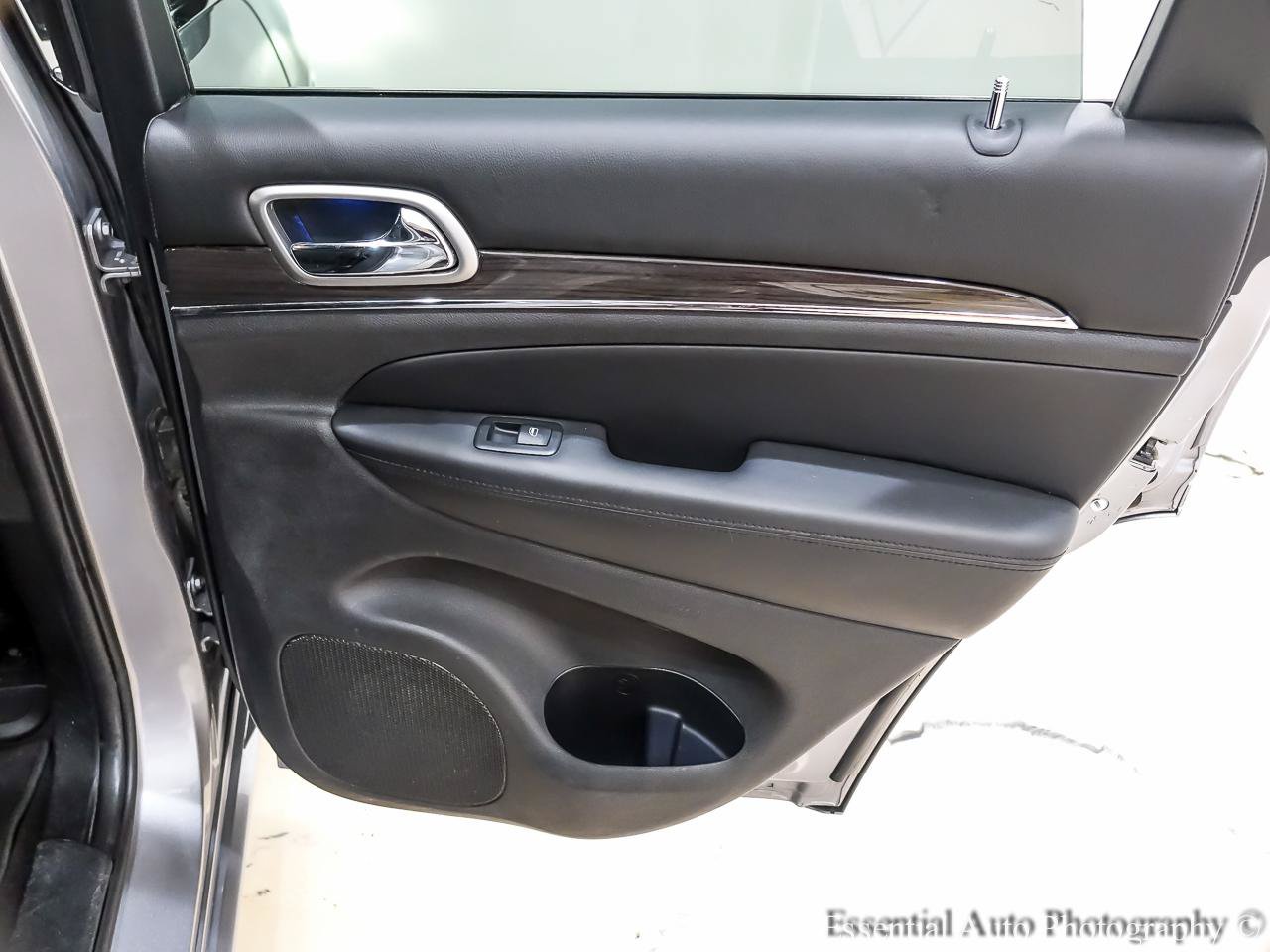 Used 2018 Jeep Grand Cherokee Overland AWD/4WD image 30