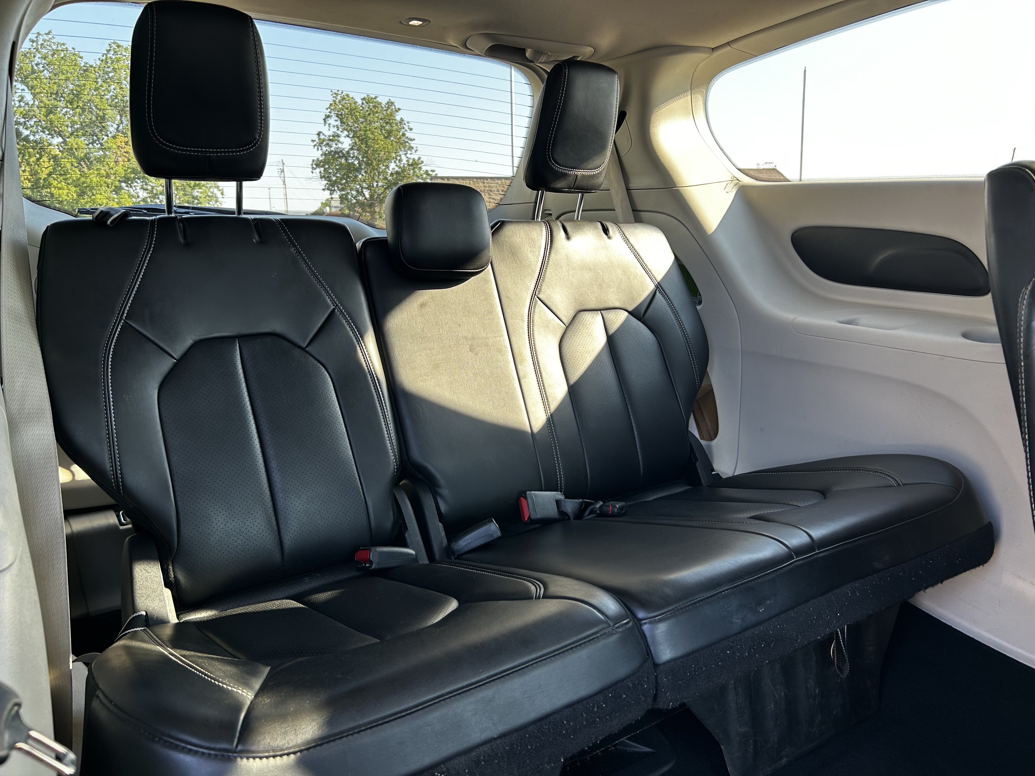 Used 2023 Chrysler Pacifica Touring-L FWD image 16