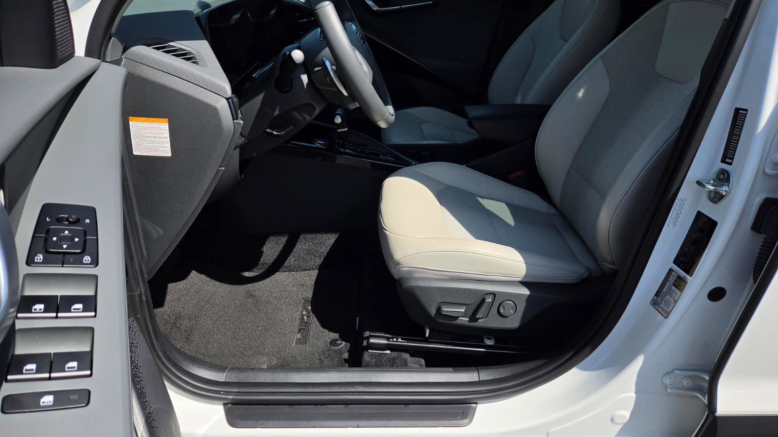 Used 2023 Kia Niro EX image 23