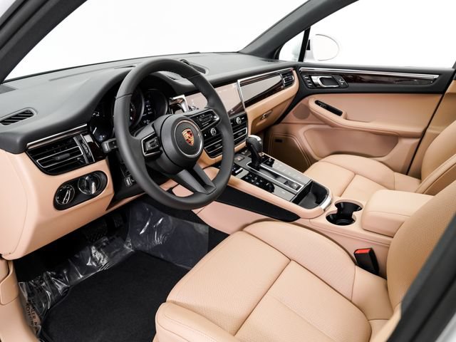 Certified 2026 Porsche Macan AWD/4WD image 4