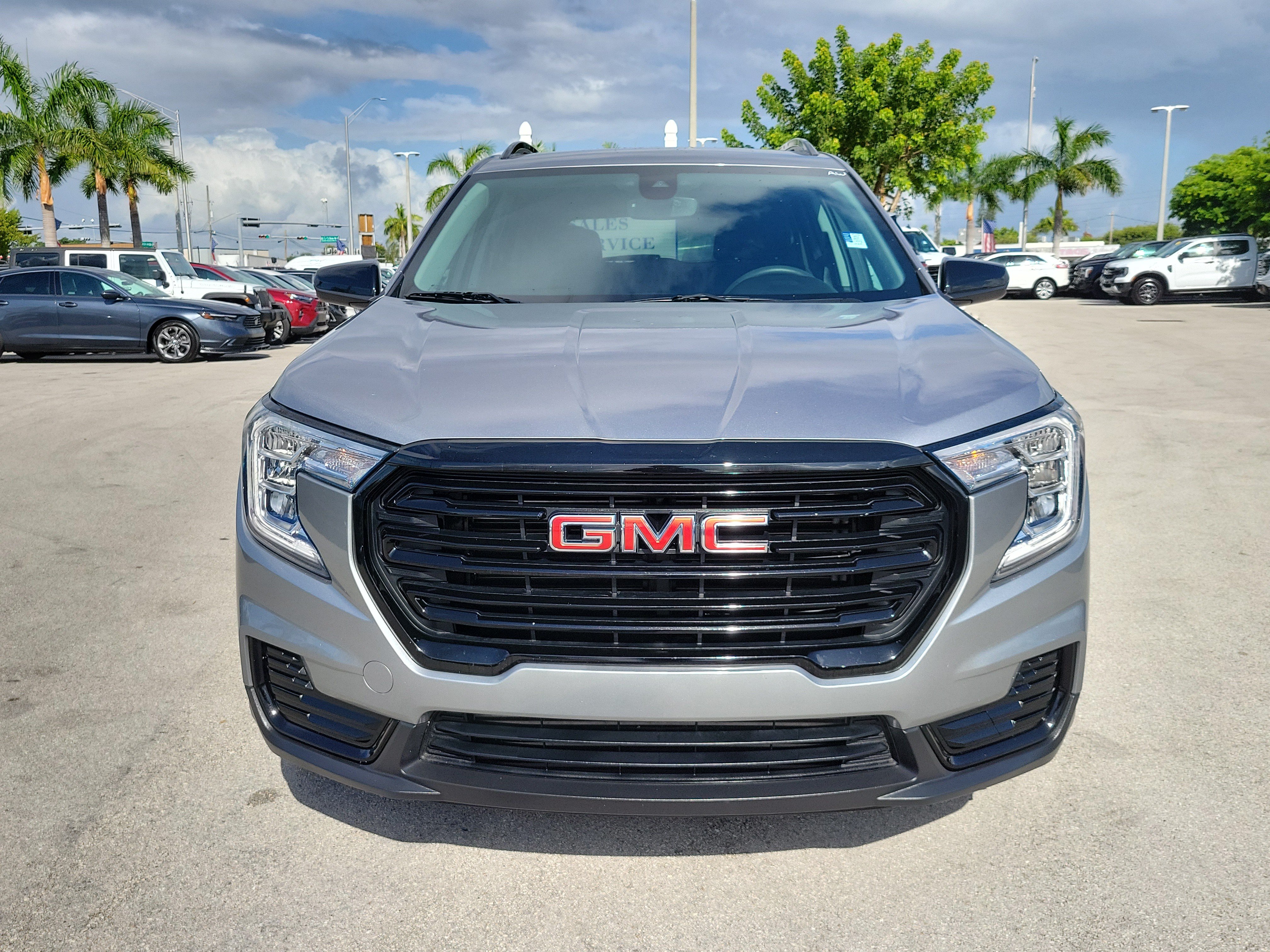 Used 2024 GMC Terrain SLE w/ Driver Convenience Package FWD image 2
