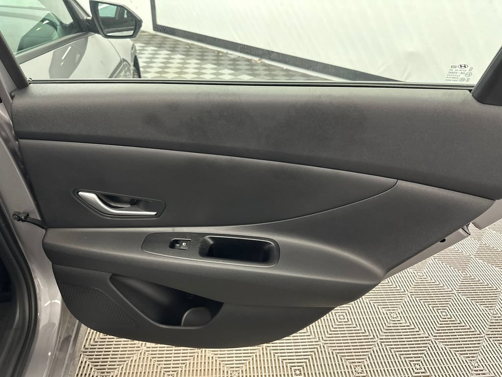 Used 2026 Hyundai Elantra SE w/ Cargo Package FWD image 16