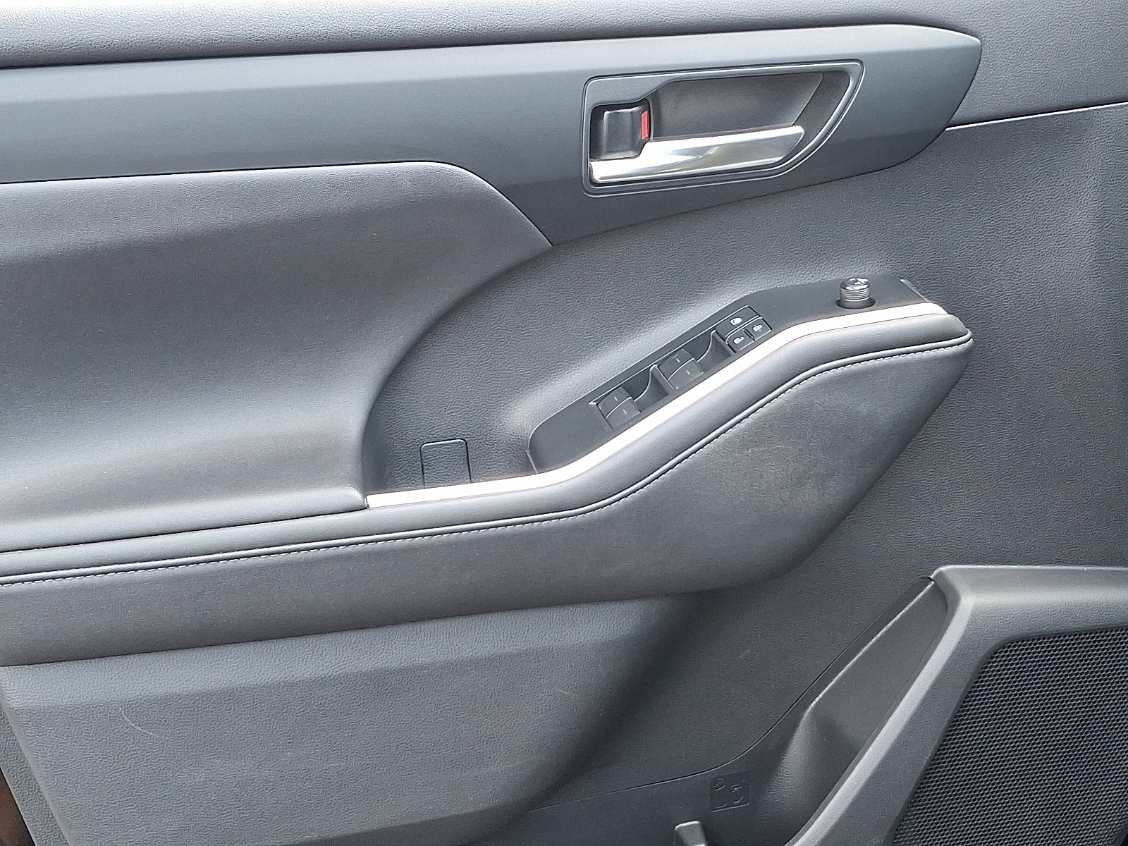 Used 2020 Toyota Highlander XLE image 13