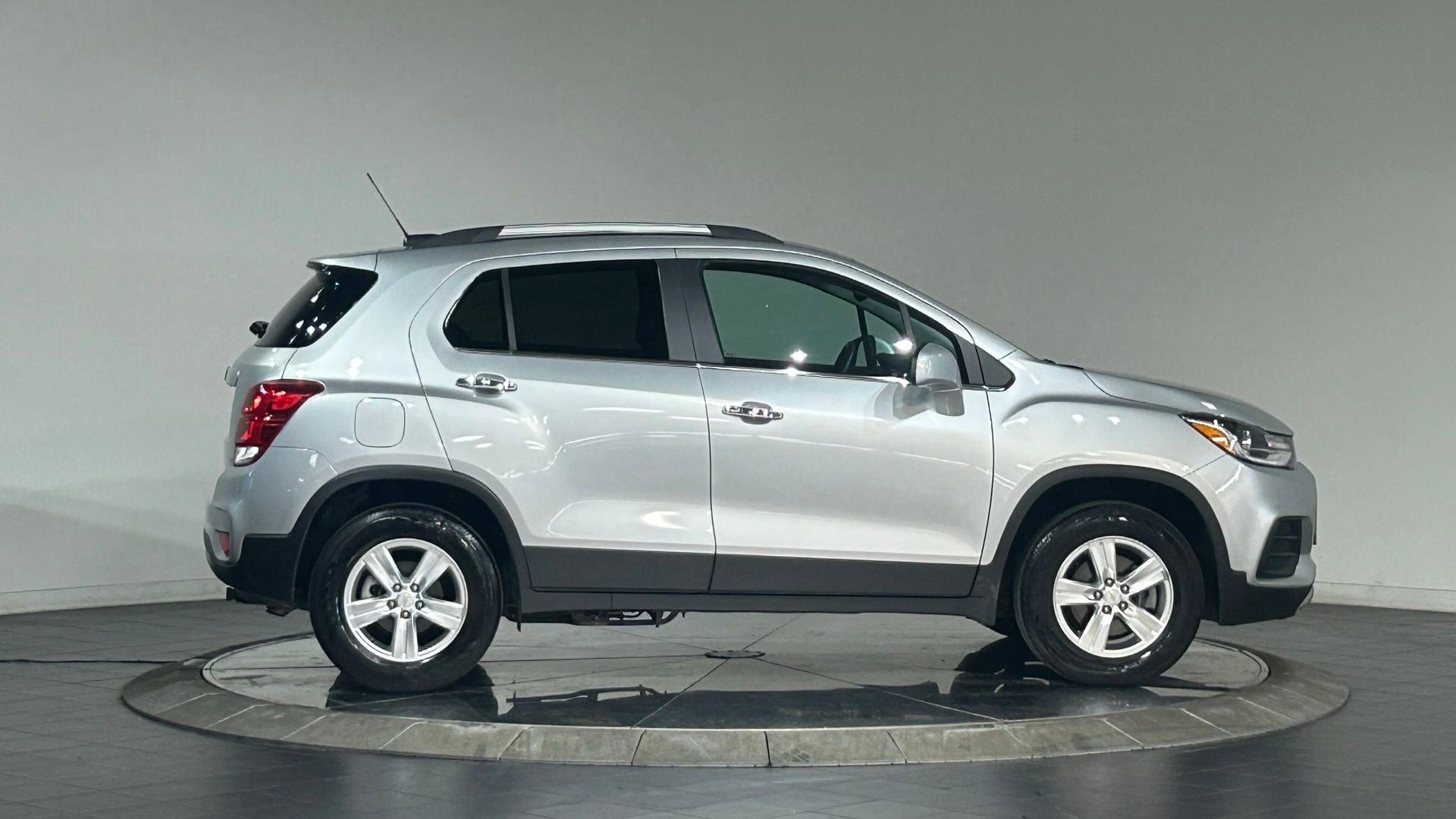 Used 2018 Chevrolet Trax LT w/ LT Convenience Package AWD/4WD image 11