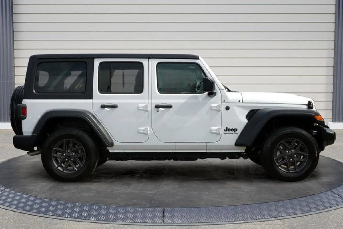 Used 2025 Jeep Wrangler Unlimited Sport AWD/4WD image 8