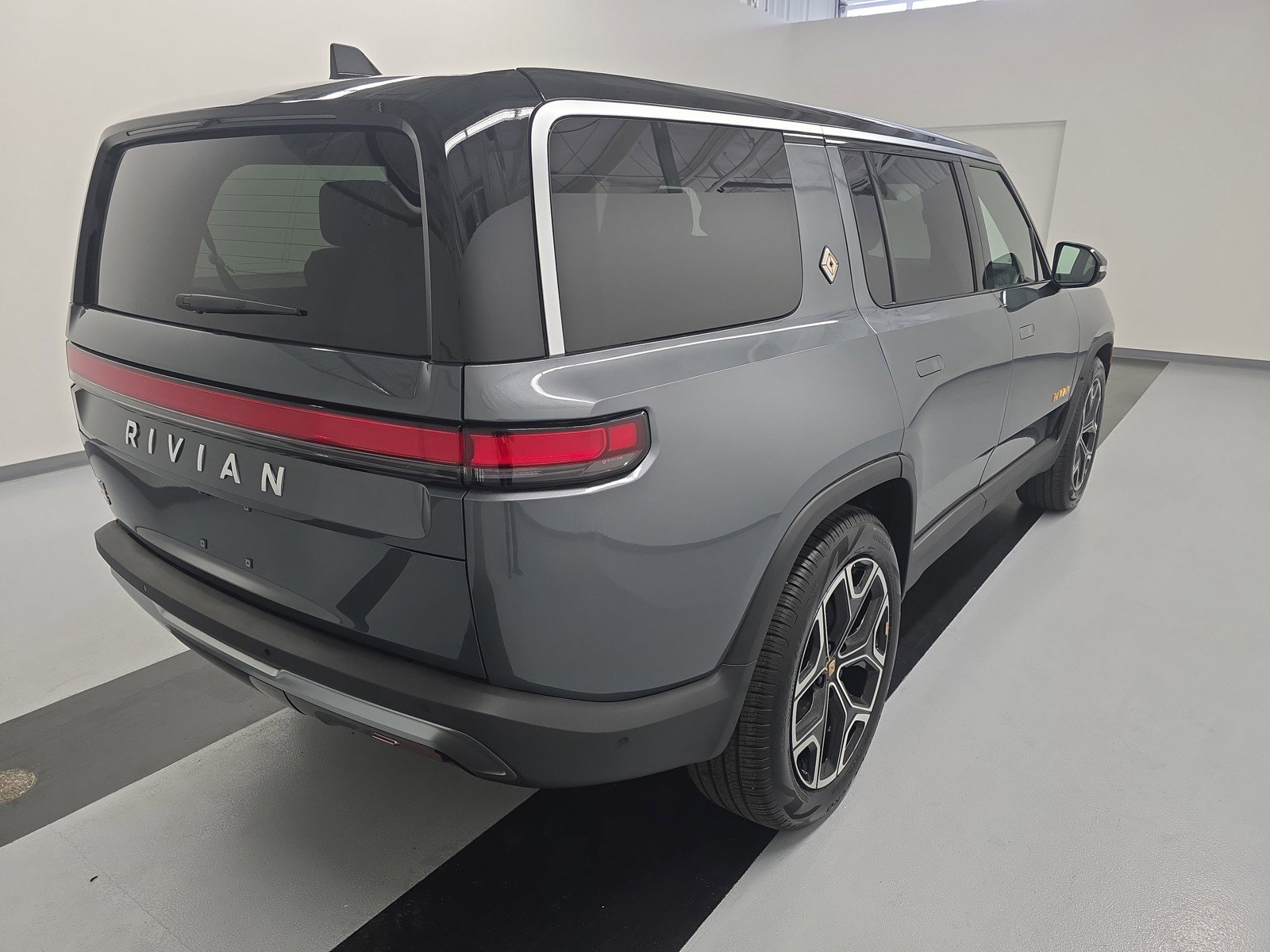 Used 2024 Rivian R1S Adventure AWD/4WD image 5