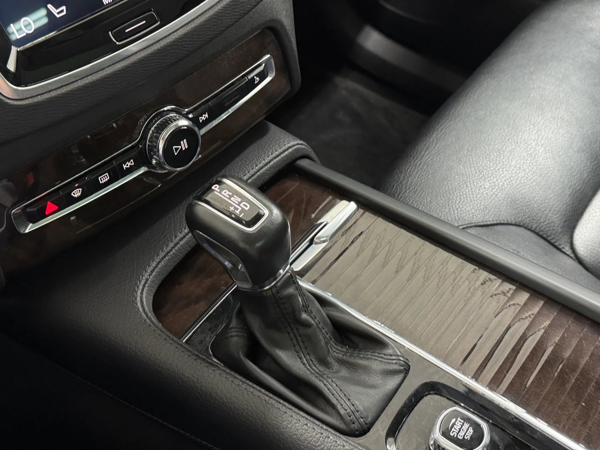 Used 2019 Volvo XC90 T6 Momentum w/ Advanced Package image 30