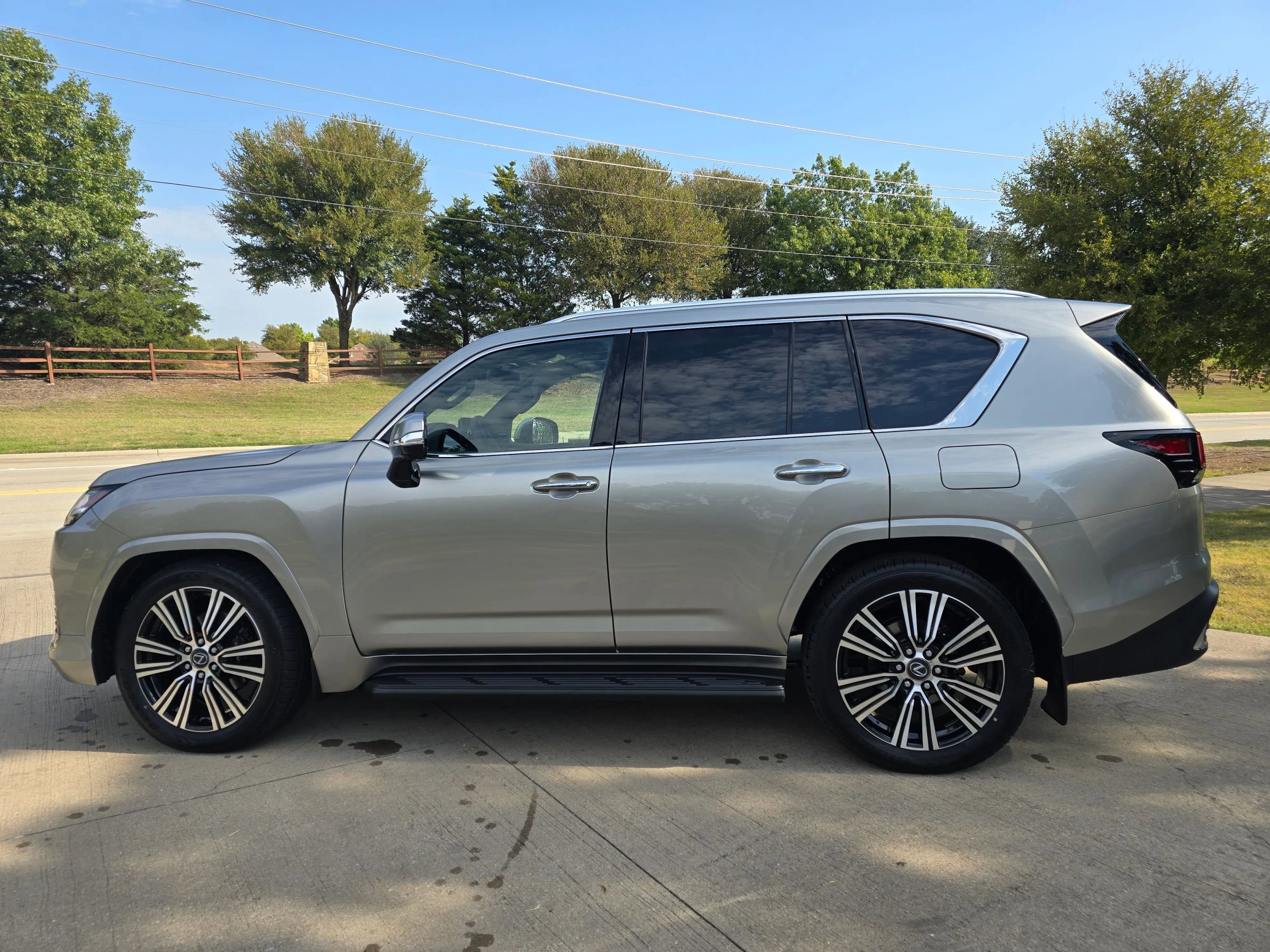 Used 2024 Lexus LX 600 4WD w/ Luxury Package image 3