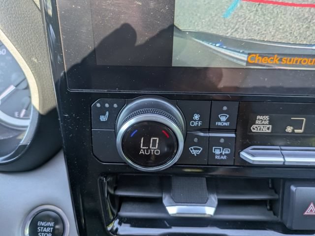 Used 2024 Toyota Highlander XLE AWD/4WD image 29